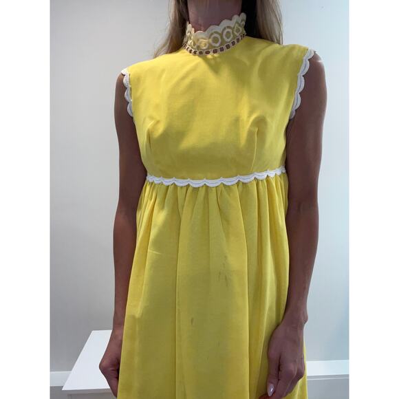 Vintage 1960s Yellow High Neck Column Dress w White Lace Contract Trim Small JL - Picture 2 of 12